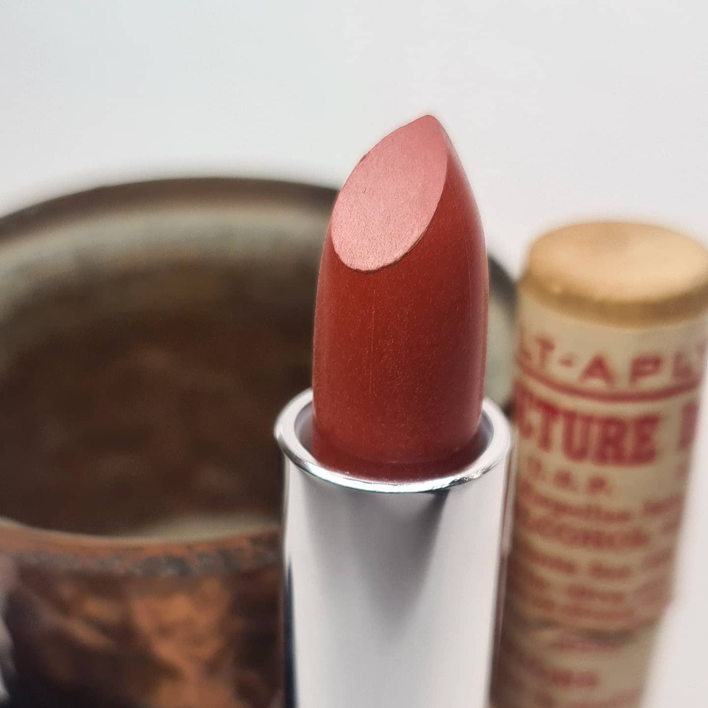 Mineral Lipstick: Nourishing Vegan Formula